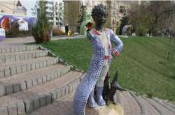На Пейзажній алеї у Києві вандали поглумилися над відомою скульптурою (фото)
