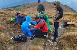 У Карпатах рятувальники надали допомогу туристці з Києва (фото)