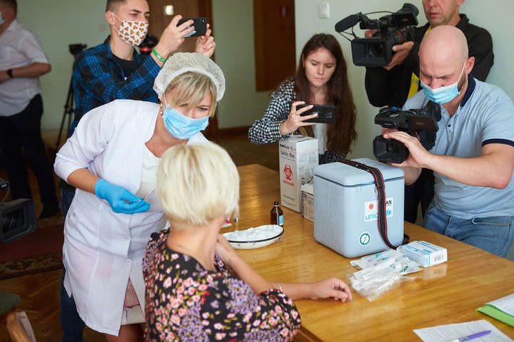 Івано-Франківських депутатів вакцинували під час сесії міськради (фото)