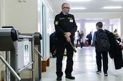 Школи Києва обладнають металодетекторами