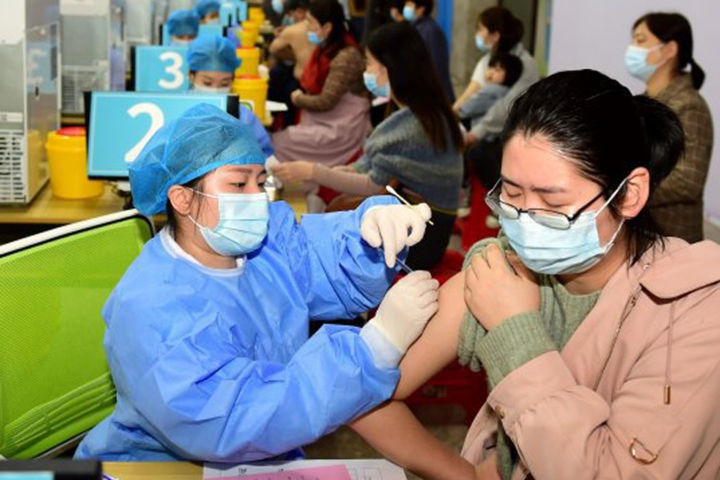 Китай полностью вакцинировал против коронавируса более миллиарда людей 