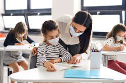 Працюватимуть тільки ті школи, де вакциновані працівники