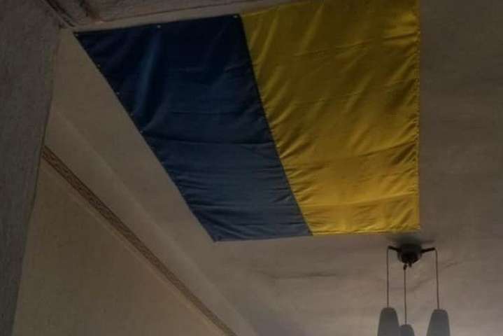 Миколаївські чиновники закрили дірку в стелі прапором України (фото)