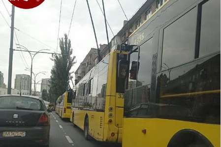 Обрив тролейбусних ліній відбувся на Севастопольській площі - У столиці знову зупинився рух тролейбусів (фото) 