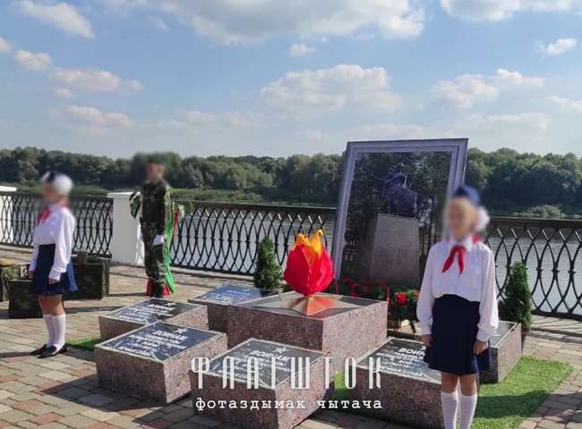 Свято «побєдобєсія»: у Білорусі презентували мобільну «братську могилу» (фото)