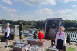 Свято «побєдобєсія»: у Білорусі презентували мобільну «братську могилу» (фото)