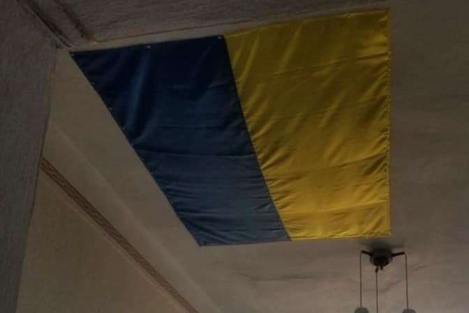 Николаевские чиновники закрыли дыру в потолке флагом Украины (фото) 