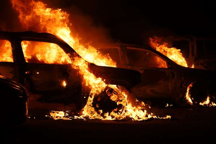У США пожежа знищила автомобілі, які виставили на продаж (відео)