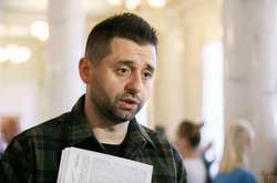 «Та мне пох...». Глава «Слуги Народа» Арахамия прокомментировал слова ведущего CNN про закон об олигархах