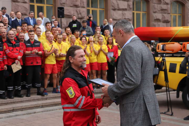  Кличко роздав нагороди столичним рятувальникам у їхнє професійне свято (фото)