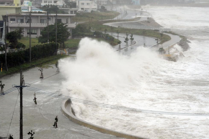 На Японію обрушився потужний тайфун