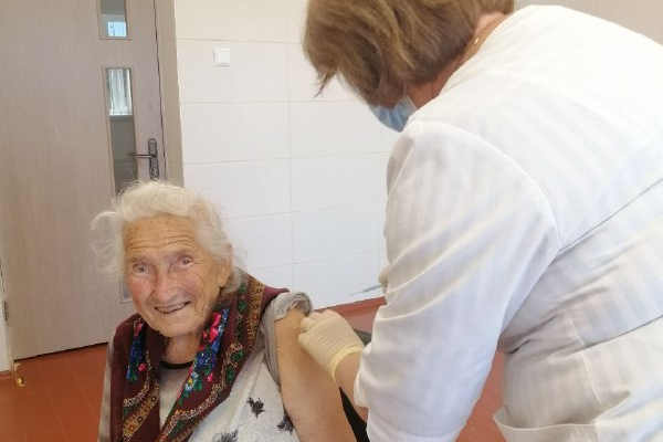 91-річна жителька Рівненщини вакцинувалася від Covid-19