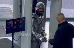 Мужчину в обладунках не впустили в приміщення