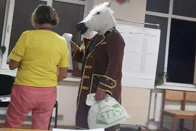 У Ялті на виборчу дільницю прийшов чоловік у костюмі коня