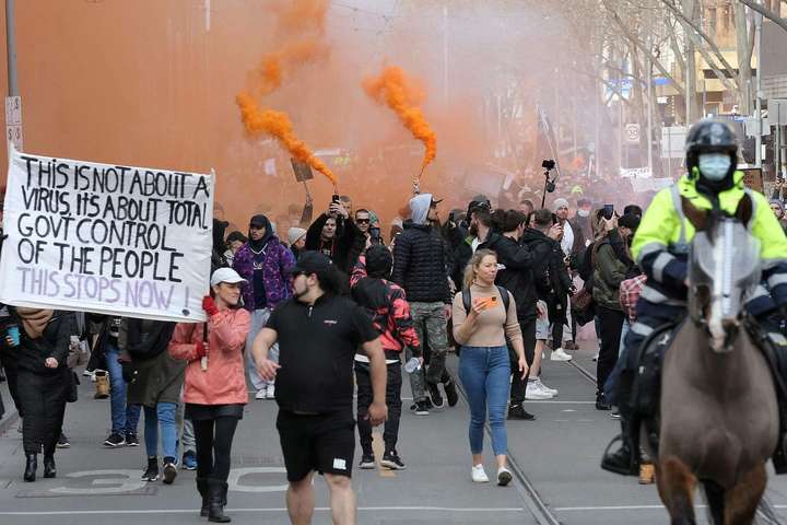 В Австралії мітинг антивакцинаторів переріс у сутички із поліцією (відео)