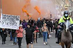 Австралійці вже не вперше вступають у сутички на мітингах проти обмежень у час пандемії