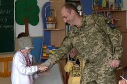 У Рівному школяреві зробили сюрприз із поверненням тата-військового: зворушливе відео