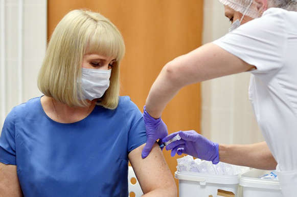 Понад 132 тисячі людей в Україні вакцинувалися проти коронавірусу за добу