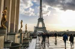 Канатоходець пройшов по тросу між Ейфелевою вежею і театром на висоті 70 метрів (відео)