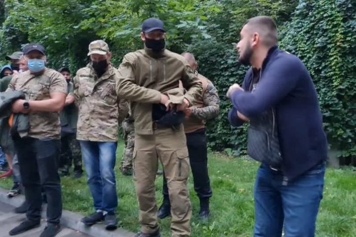 «Тітушки», які намагалися зірвати Куліш-Фест у Дніпрі, були зі зброєю (фото, відео)