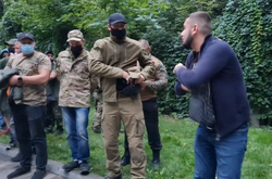 «Тітушки», які намагалися зірвати Куліш-Фест у Дніпрі, були зі зброєю (фото, відео)
