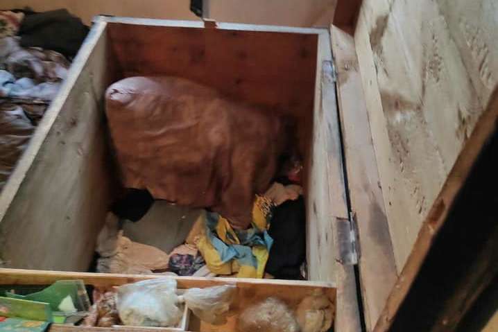 Играли и закрылись в сундуке – в Донецкой области найдены тела двух детей (фото)