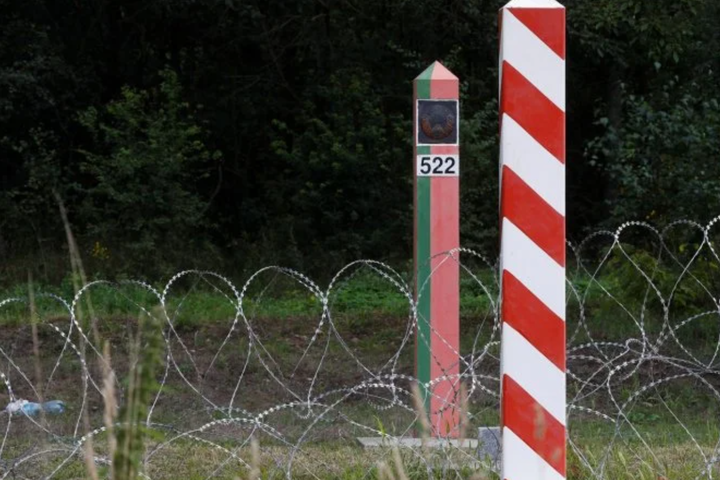 Польща будує паркан з колючого дроту на кордоні з Білоруссю - На кордоні Польщі та Білорусі знайшли три тіла
