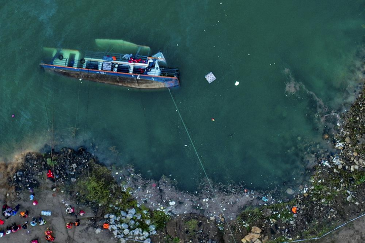 В Китае перевернулось судно с туристами, погибли 10 человек