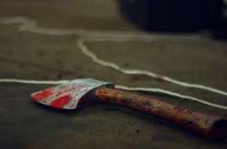 На місці злочину знайдено напівпорожню пляшку коньяку і два пластикових стаканчика