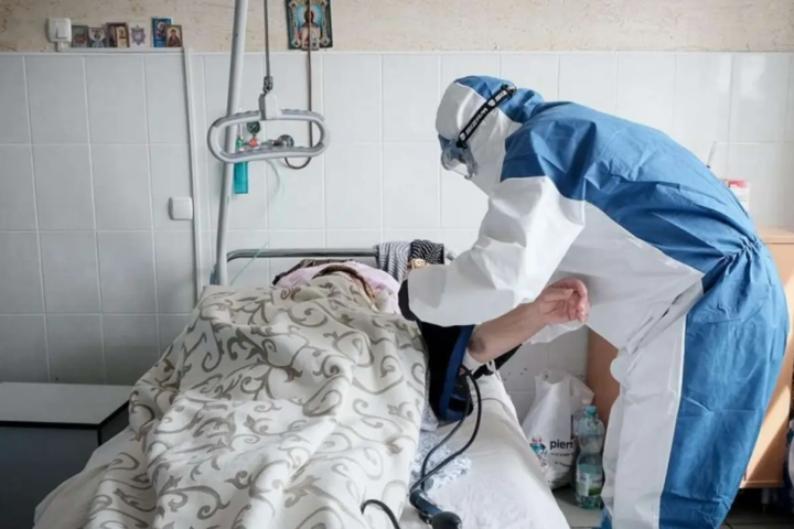 Минздрав: почти все госпитализированные с коронавирусом в Украине – невакцинированные