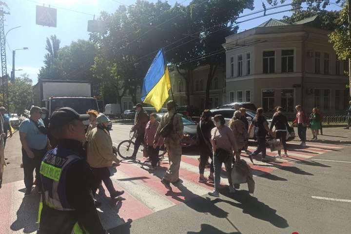 В Одесі переселенці з Донбасу перекрили дорогу і вимагали відновити електрику (фото, відео)