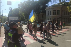 В Одессе переселенцы из Донбасса перекрыли дорогу и требовали восстановить электричество (фото, видео)