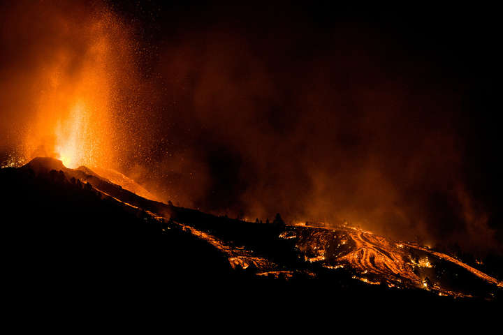 Міністр туризму Іспанії запропонувала перетворити виверження вулкана на атракціон