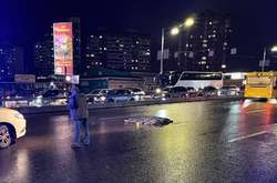 Перебігав трасу. У Києві пішохід загинув під колесами легковика (відео)