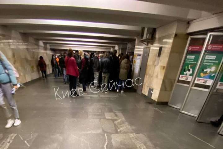 Натовпи людей утворилися вранці на входах до станцій київського метро (відео)