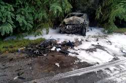 Від удару Volkswagen загорівся та повністю знищений вогнем