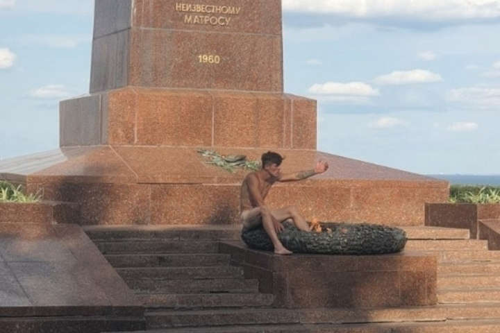 В Одесі голий чоловік біля пам’ятника Вічного вогню лаявся на перехожих (фото)