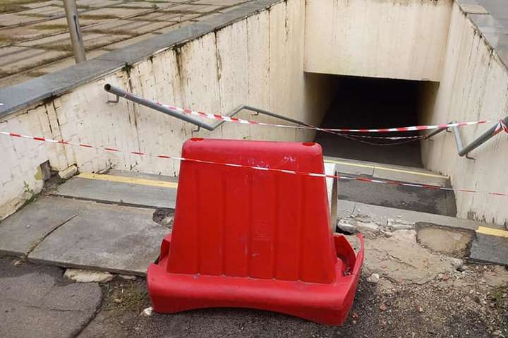 Обвалені сходи й облуплена плитка: підземний перехід на Відрадному в аварійному стані (фото)