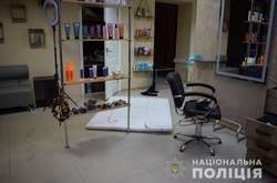 Зловмисник зламав металеву решітку та замок до вхідних дверей приміщення салону