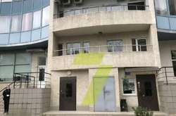 Тіло чоловіка впав буквально в метрі від консьєржки