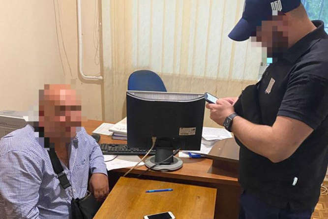 Хочеш торгувати, плати данину: на Одещині поліцейський попався на хабарі