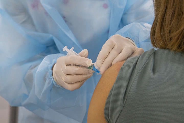 Вакцинація від Covid-19: у Вінниці майже 74% освітян зробили щеплення