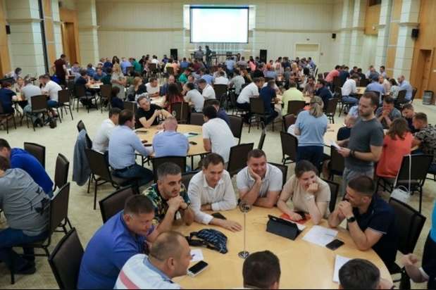 ЗМІ: Зеленський знову збирає «слуг народу» на навчання у Трускавці