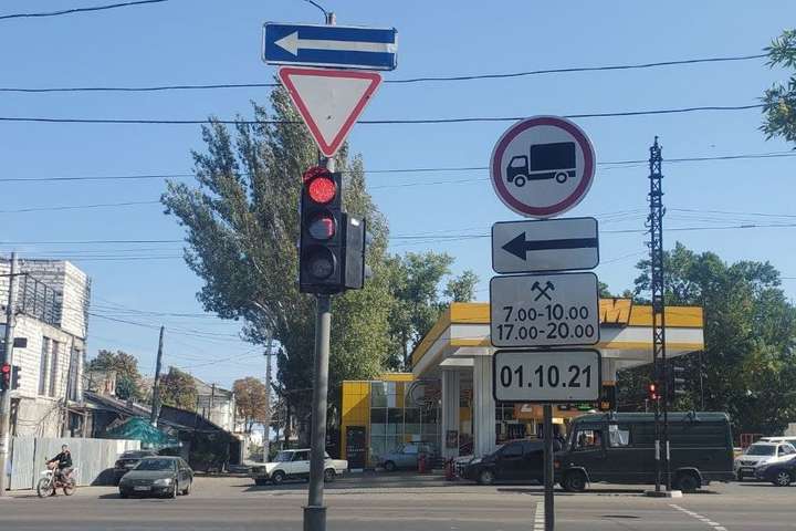  Вантажівки не проїдуть: в Одесі встановили нові дорожні знаки на години пік