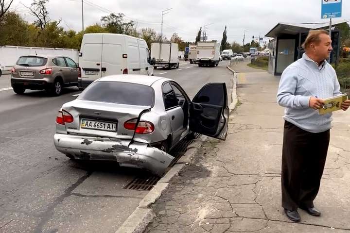 Автомобіль&nbsp;Daewoo зазнав суттєвих пошкоджень - У Києві поліцейські так поспішали на оформлення ДТП, що протаранили авто (фото, відео)