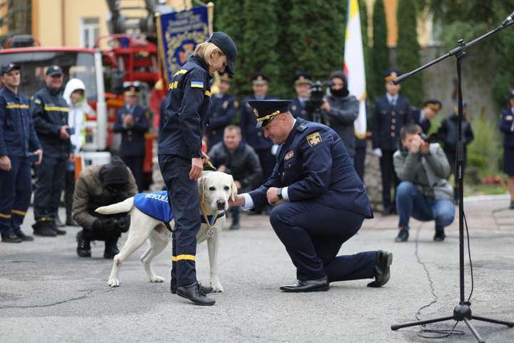 У Тернополі провели на пенсію собаку-рятувальника (фото)