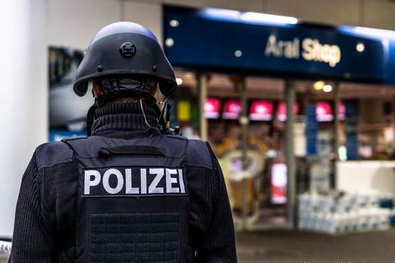 У Німеччині чоловік застрелив касира через прохання вдягнути маску