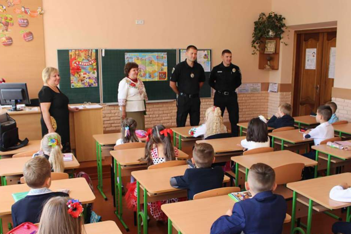 В украинских школах введут новую должность: будут работать воспитатели безопасности 