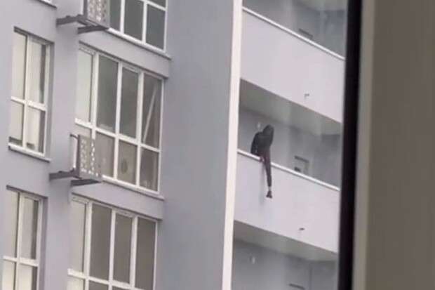 У Києві дівчина намагалася вистрибнути з 25-го поверху (відео)