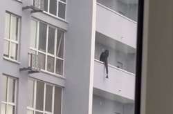 У Києві дівчина намагалася вистрибнути з 25-го поверху (відео)